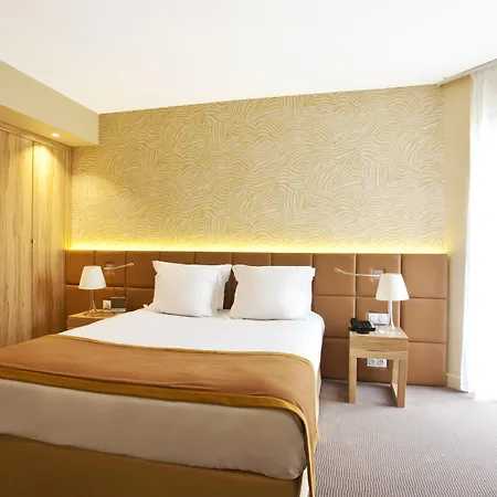 Hotel Golden Tulip Le Paradou 3*